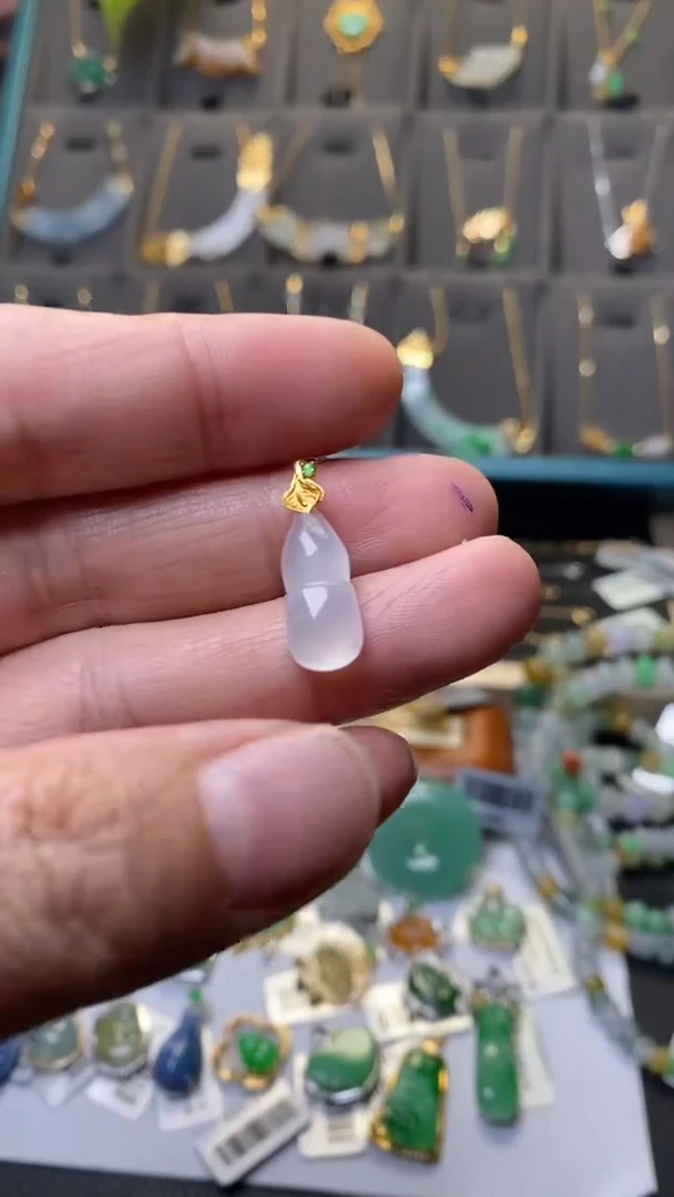 颈饰18K金镶嵌翡翠38012