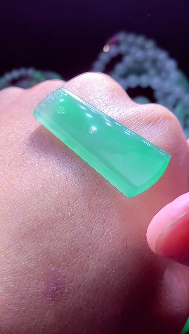 未镶嵌定制翡翠杨****?翡翠毛货定制