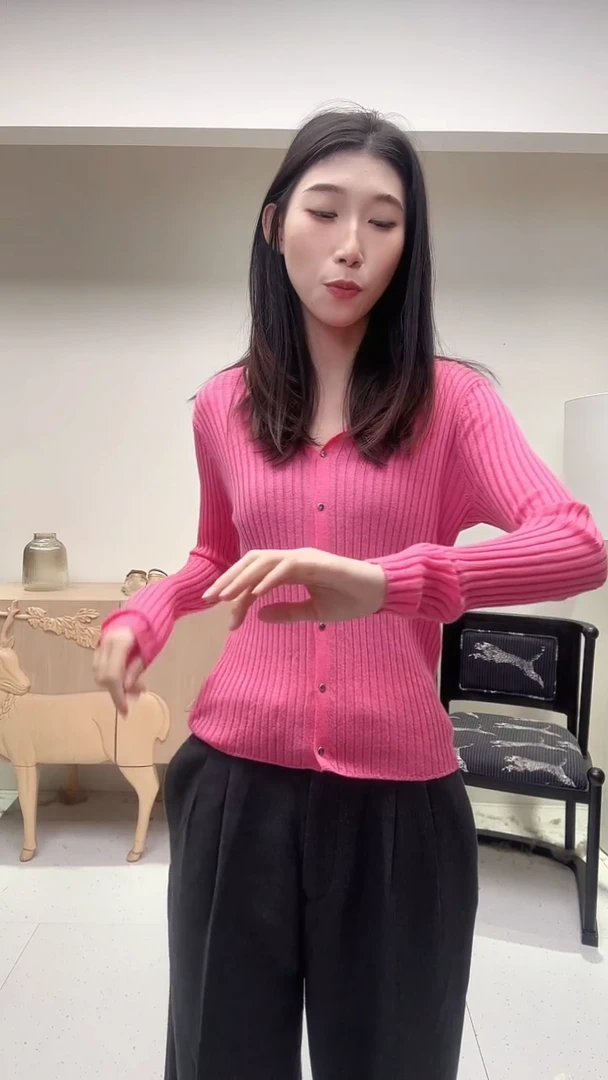 冰玫粉V领羊毛衫