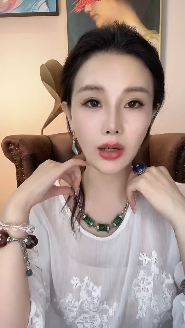 翡翠挂件未镶嵌小**?翡翠409