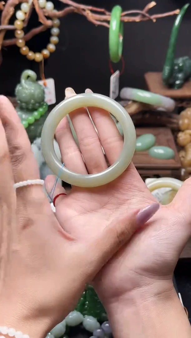 和田玉手镯未镶嵌且末青白 55圈9010185