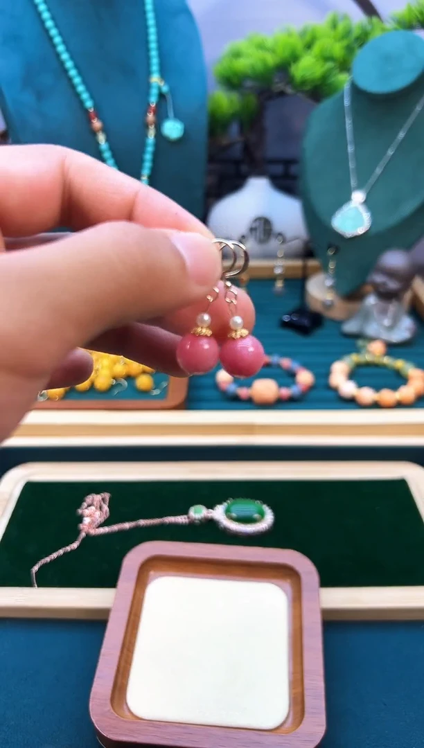 菱锰矿（红纹石）14K金镶嵌耳钉E423
