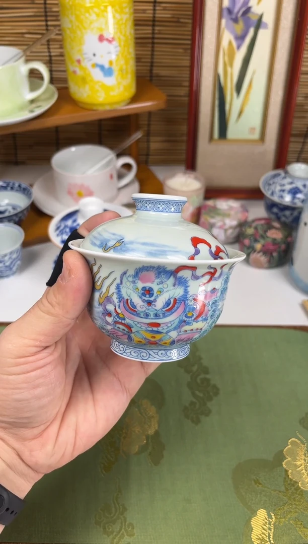 粉彩狮子二才盖碗