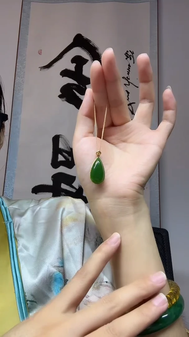 吊坠(不含链)18K金镶嵌和田玉（碧玉）水滴