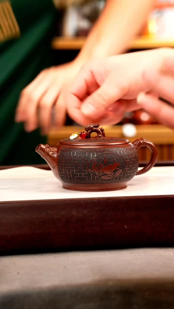 茶壶紫砂龙血砂 玉兔呈祥 刻绘