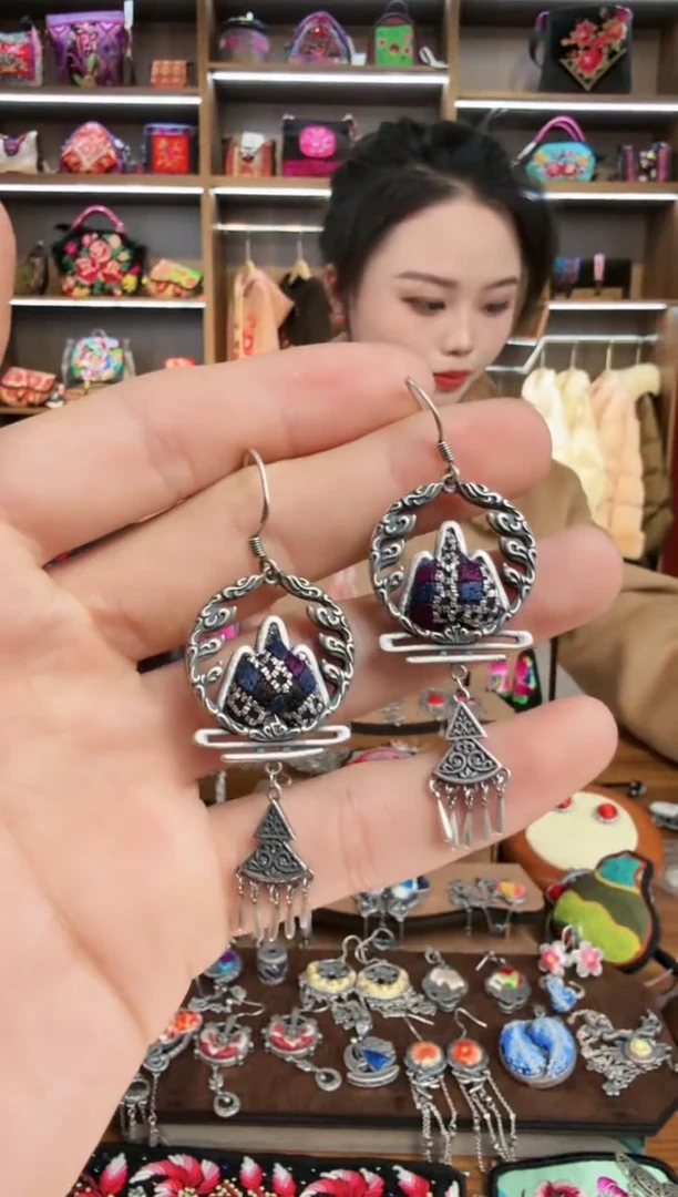 【闪购商品】织绣161蒙阿苏苗绣传承