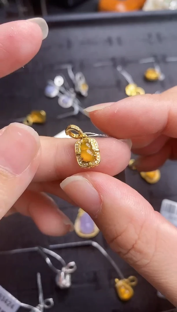 颈饰18K金镶嵌翡翠吊坠