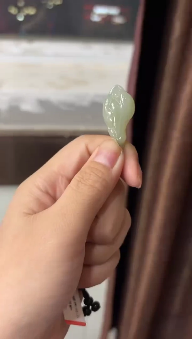 【闪购商品】和田玉吊坠(赠链)未镶嵌且末微色差近矿吊坠