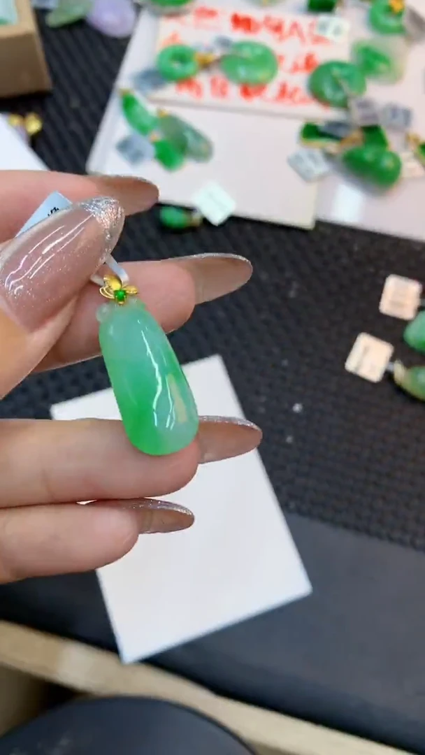 颈饰18K金镶嵌翡翠1