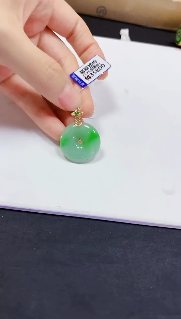 翡翠18K金镶嵌颈饰手镯