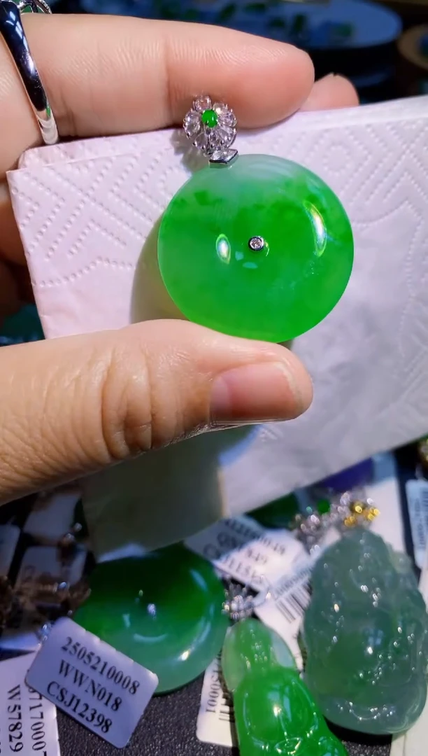 翡翠18K金镶嵌颈饰扣