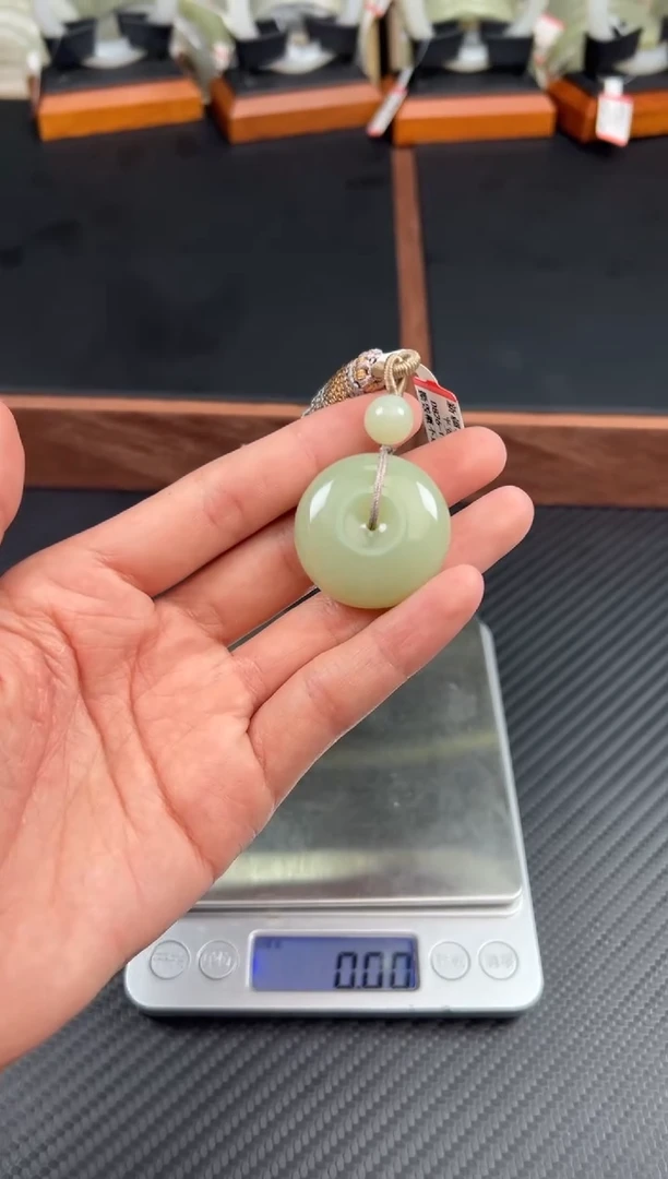 和田玉未镶嵌吊坠(赠链)且末微色差迪克兰二细m