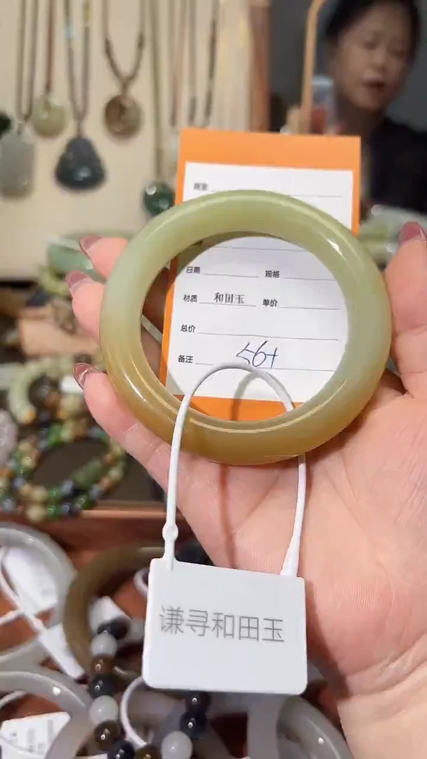 和田玉手镯未镶嵌?****?1