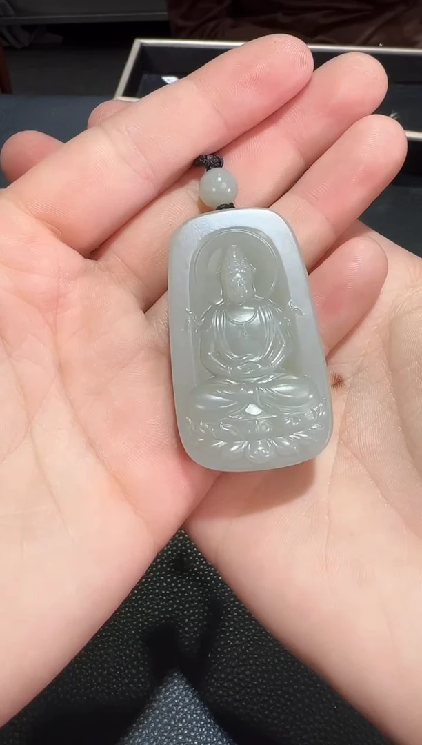 【闪购商品】和田玉吊坠(赠链)未镶嵌且末料青白玉观音