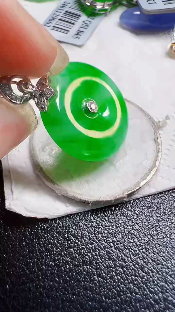 颈饰18K金镶嵌翡翠平安扣