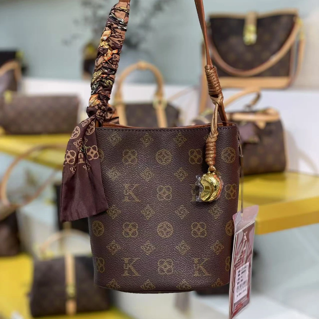 【安生专属】咖啡配棕轻奢单肩老花撞字字母印花休闲包水桶包斜挎包