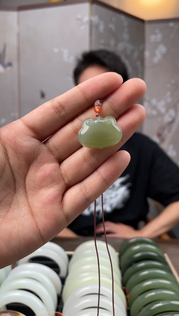 和田玉未镶嵌颈饰湖水大眼蛙如意锁吊坠多样性发一件