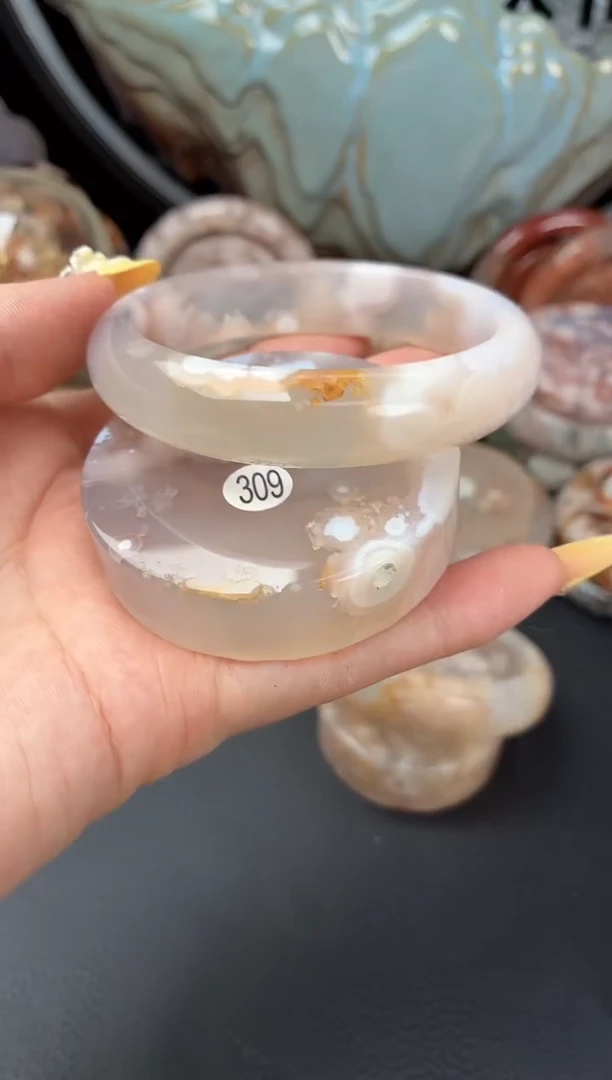 未镶嵌手镯（圆镯）石英质玉58