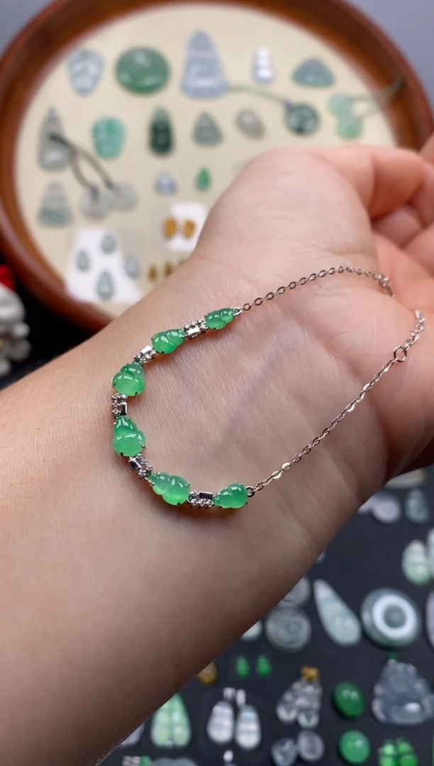 颈饰18K金镶嵌翡翠5颗冰果阳緑葫芦/芬