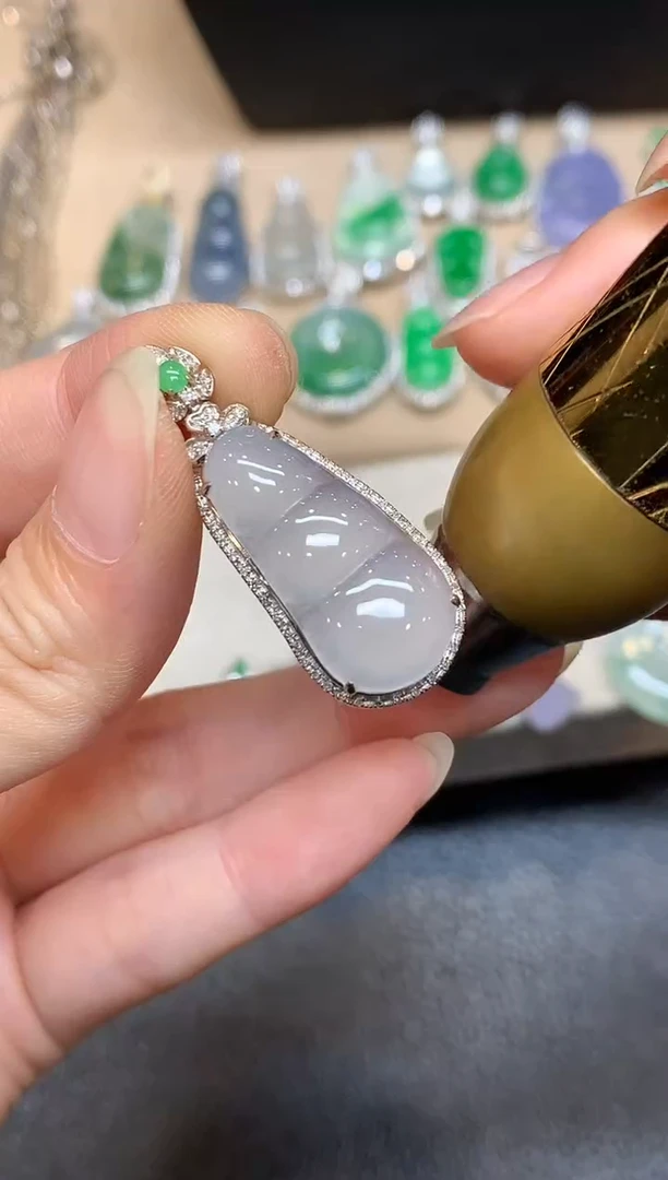 颈饰18K金镶嵌翡翠福豆【无服务费