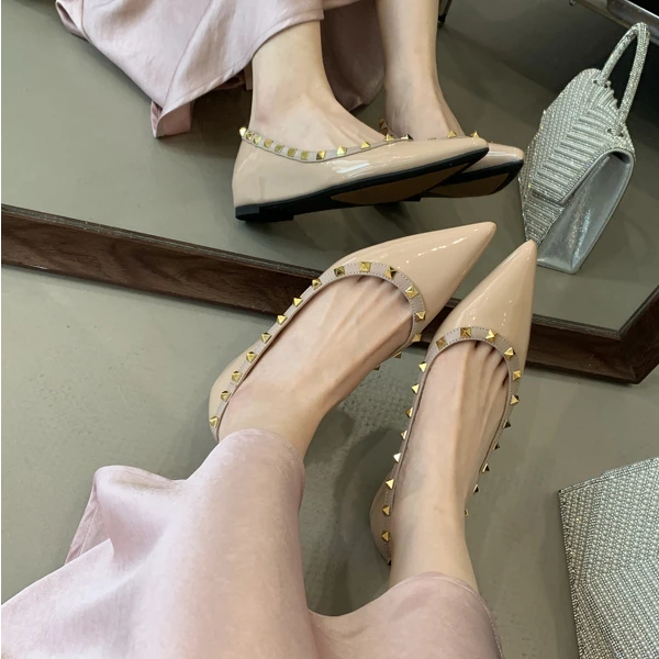 铆钉尖头平底浅口单鞋女2025夏季法式晚风温柔内增高5cm软皮瓢鞋