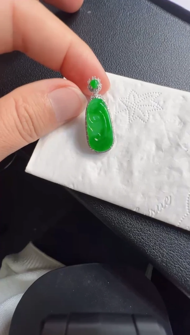 吊坠(不含链)18K金镶嵌翡翠7800