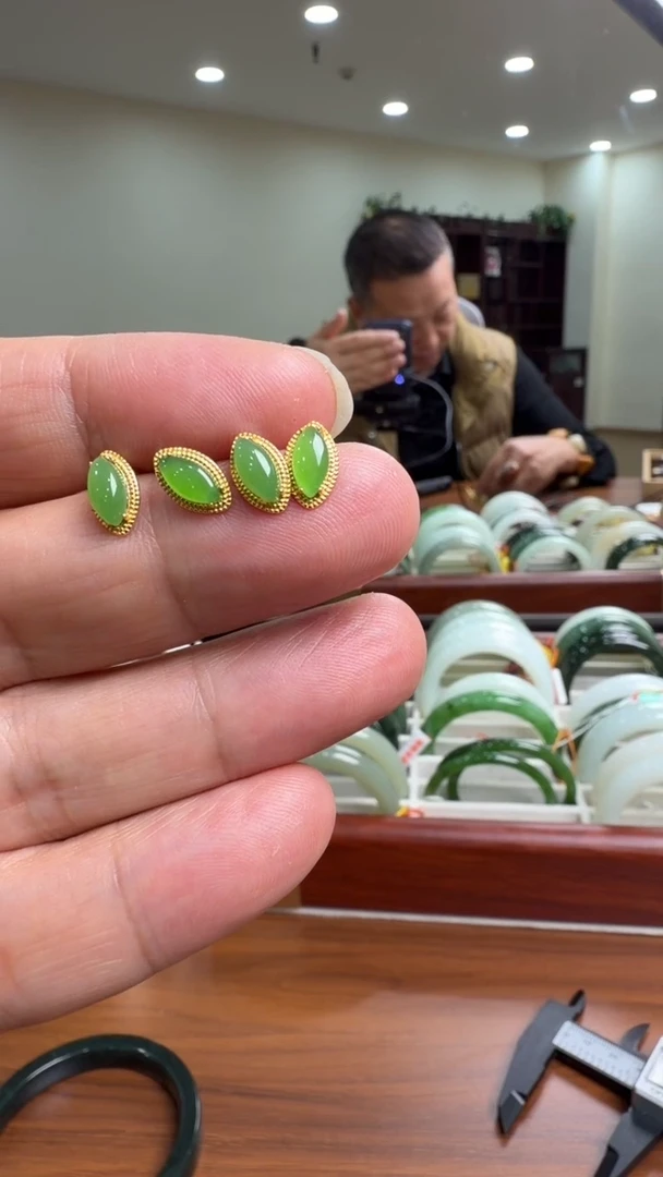 颈饰未镶嵌和田玉耳饰一对（多样性，发一）