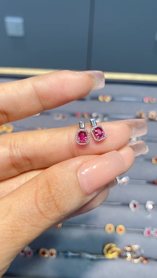 耳饰18K金镶嵌红宝石耳钉