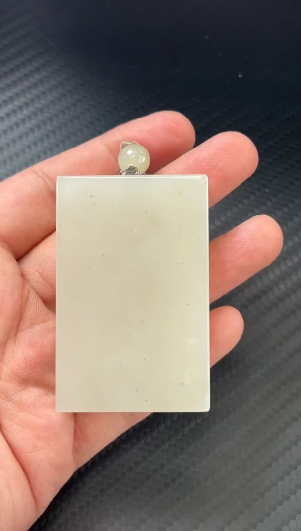 吊坠(赠链)未镶嵌和田玉黑山微色差吊坠Mm