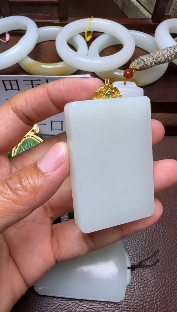 18K金镶嵌和田玉挂件和田玉挂件