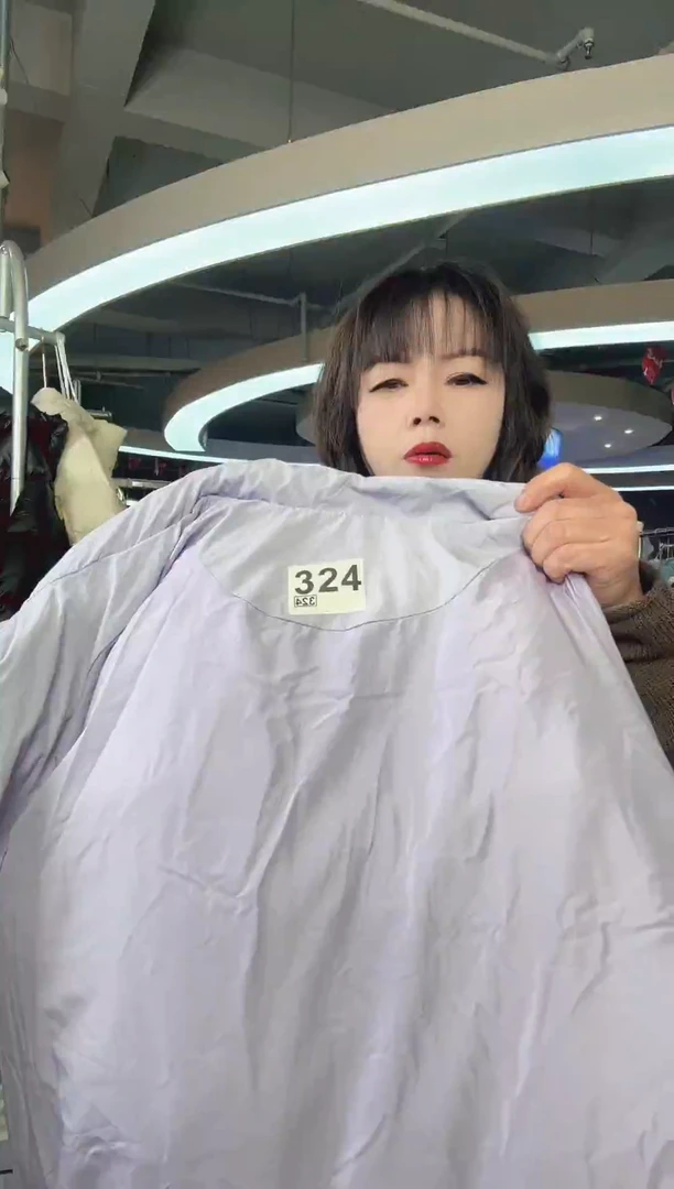 诠**然324   紫色 牛角扣    羽绒服