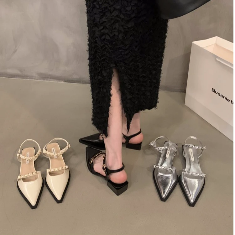 玛丽珍复古晚晚风温柔链条皮带扣尖头包头凉鞋女粗跟春夏一字带