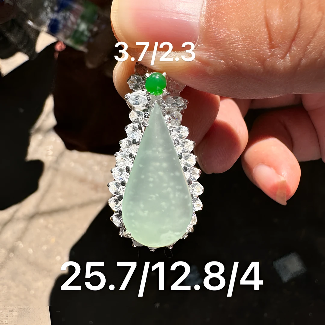 0123(小哪吒在源头)冰玻种翡翠蓝底水滴雪花棉吊坠杠味荧光足M15