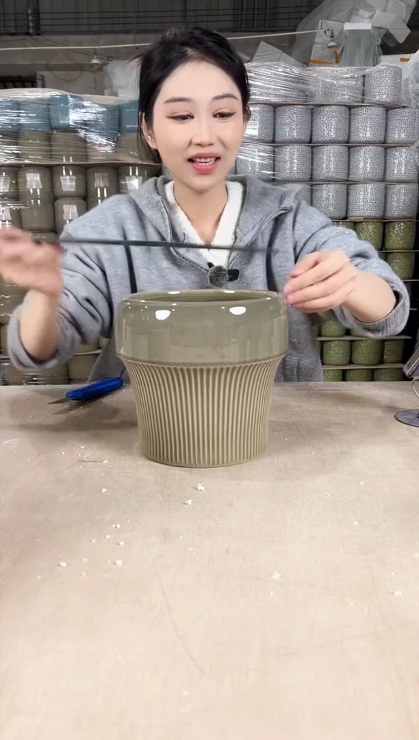 【闪购商品】陶瓷圆口半条纹裂纹绿中号19x19