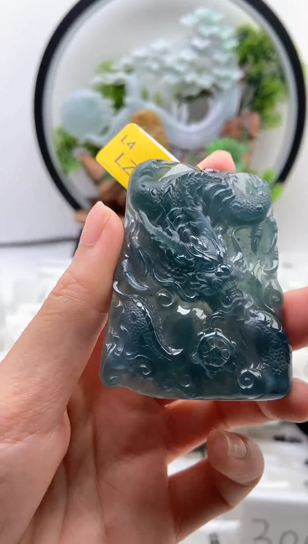 翡翠未镶嵌颈饰龙牌