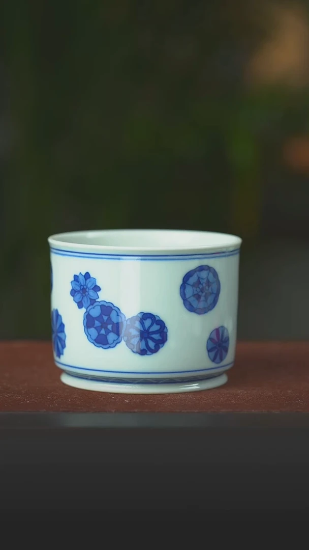 陶瓷青花皮球花直口杯