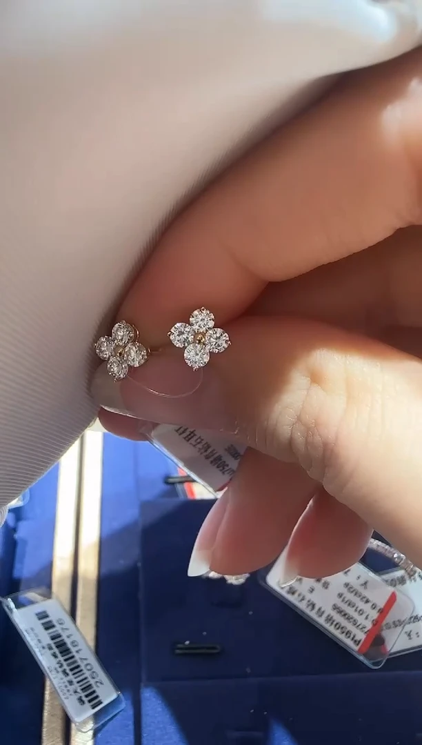 铂Pt950镶嵌合成钻石耳饰四叶花耳钉