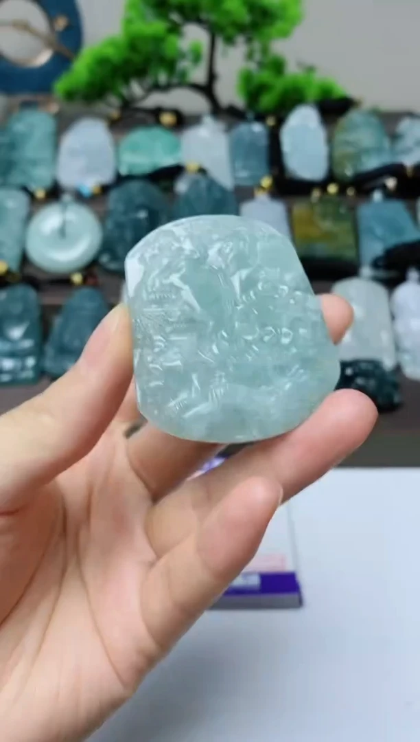 翡翠未镶嵌颈饰多样性发其一