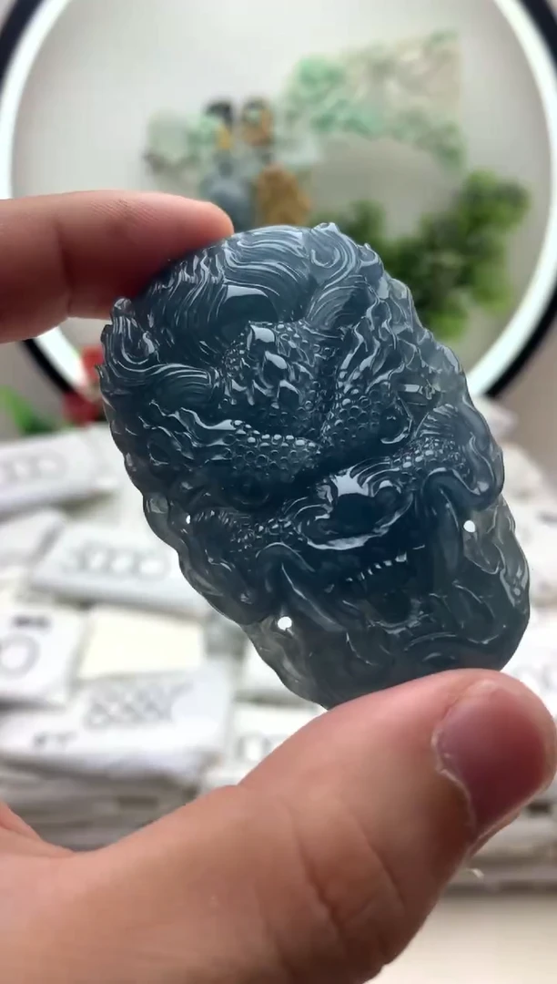 颈饰未镶嵌翡翠龙牌