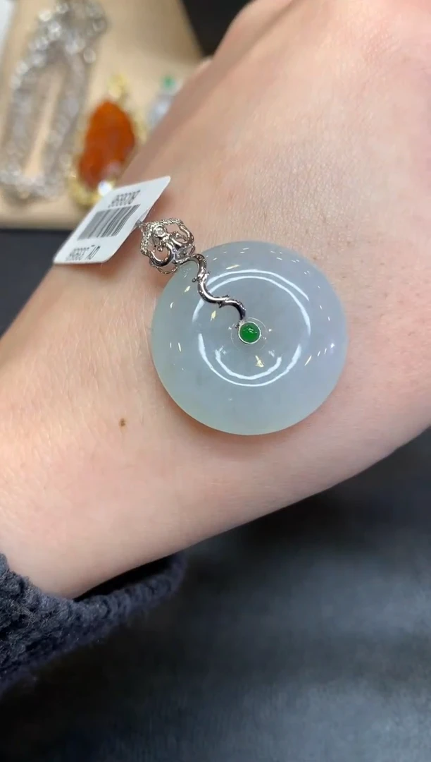 【闪购商品】翡翠颈饰18K金镶嵌平安扣【无服务费】