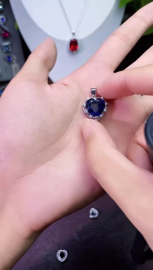 合金颈饰合成钻石蓝宝吊坠