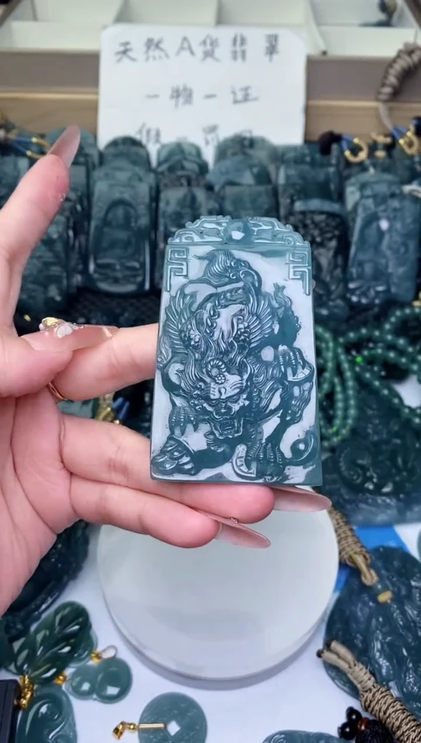 颈饰未镶嵌翡翠