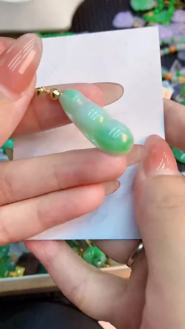 翡翠未镶嵌颈饰           1