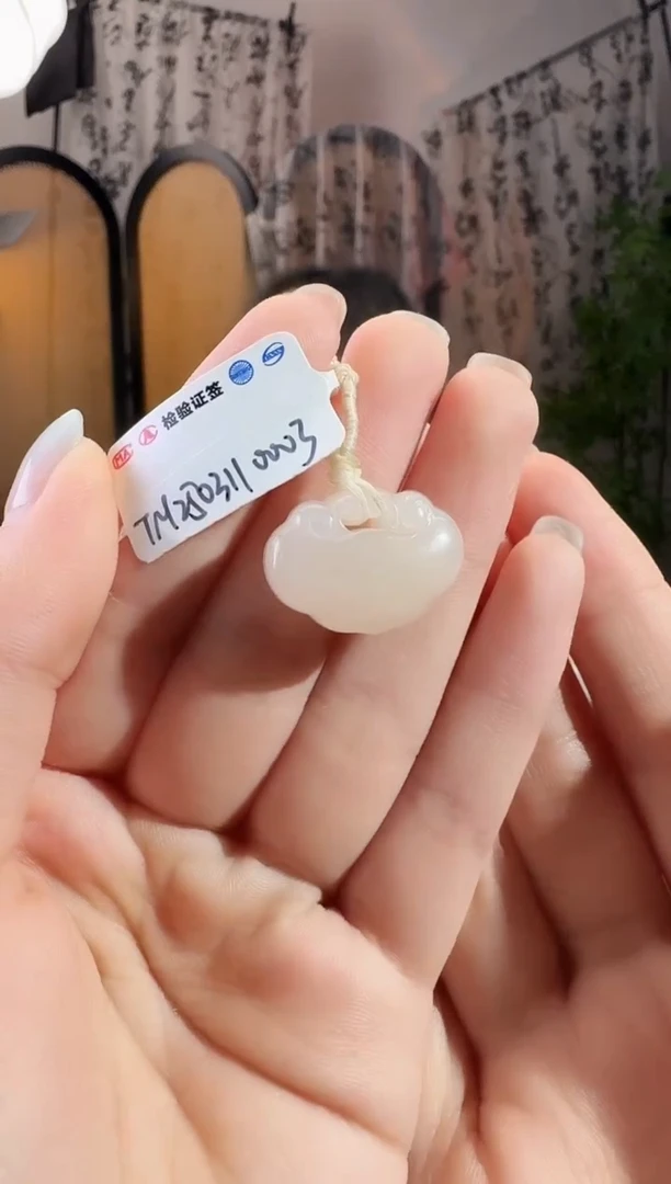 和田玉未镶嵌颈饰锁