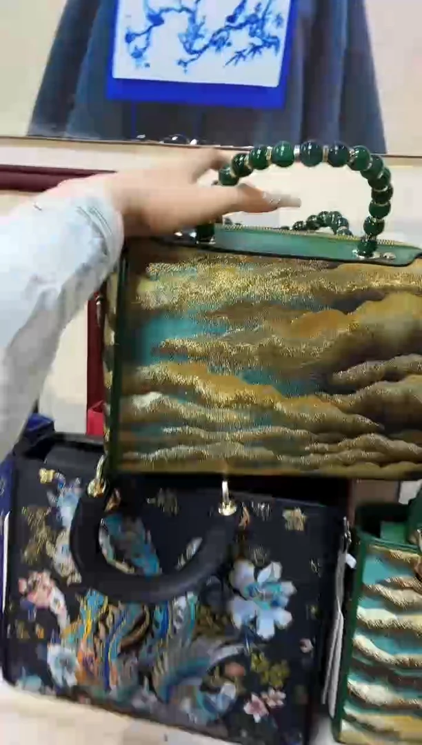 织物轻****8绿金枕头包
