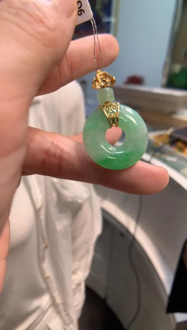 颈饰18K金镶嵌翡翠甜甜圈