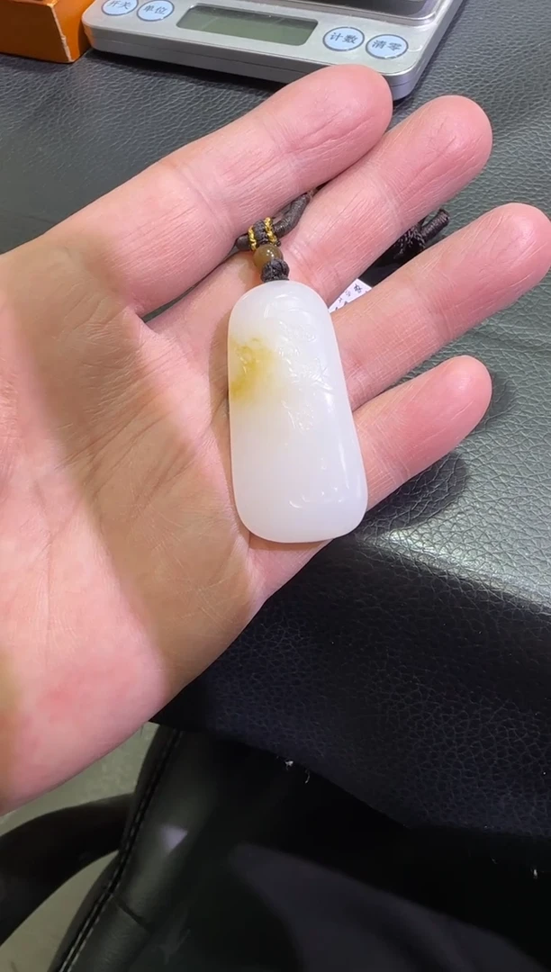 吊坠(赠链)未镶嵌和田玉ᥫ****ᦱ金山糖白挂件（产地直发）