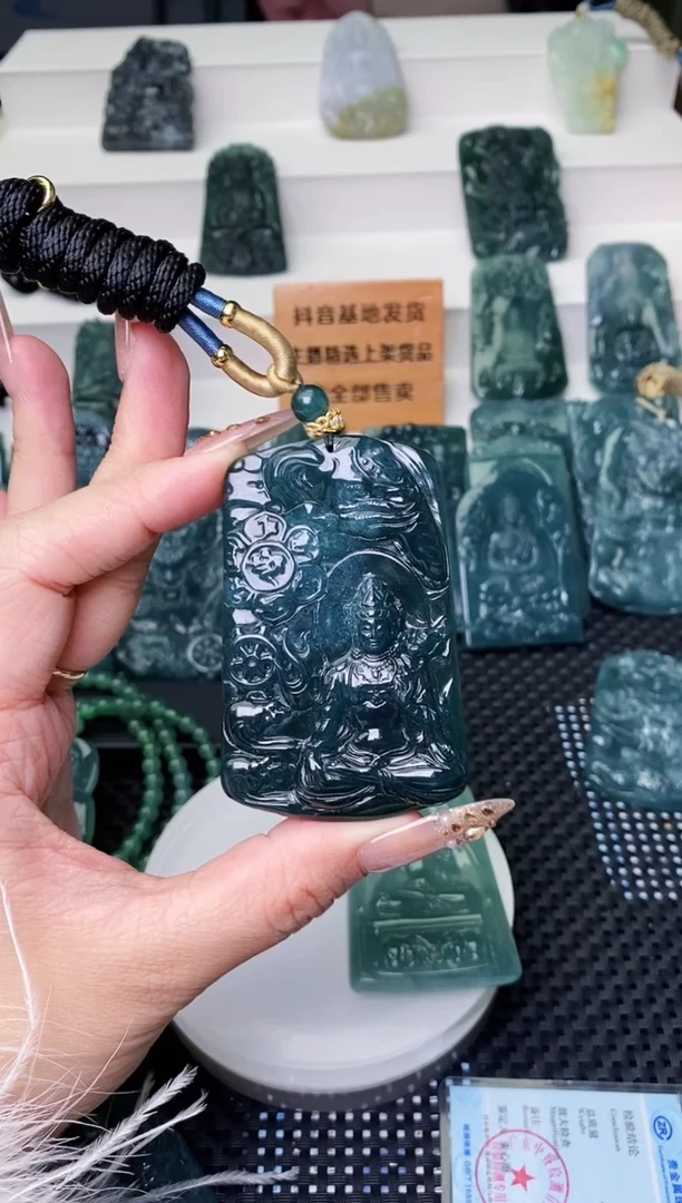 颈饰未镶嵌翡翠