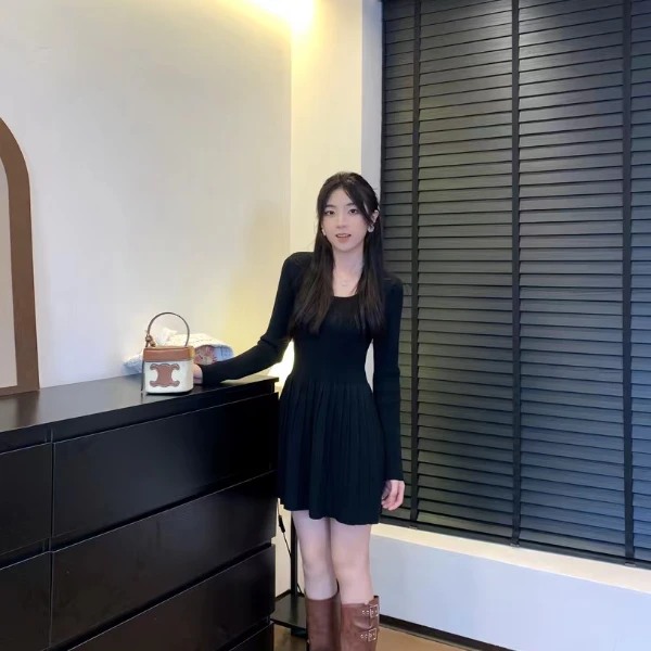 【林巧巧】甜美减龄方领收腰长袖针织连衣裙气质显瘦宽松百褶群百搭