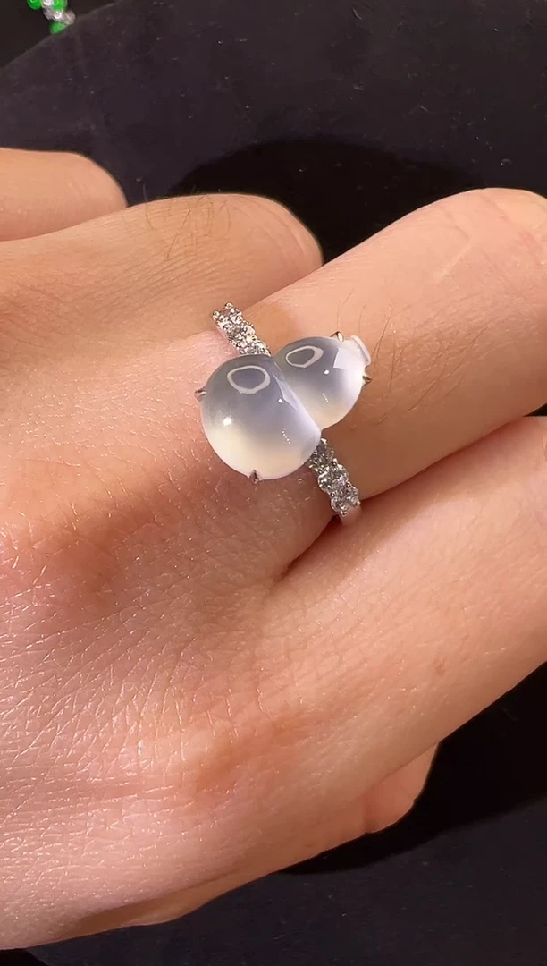 18K金镶嵌戒指翡翠玻璃种白冰葫芦戒指